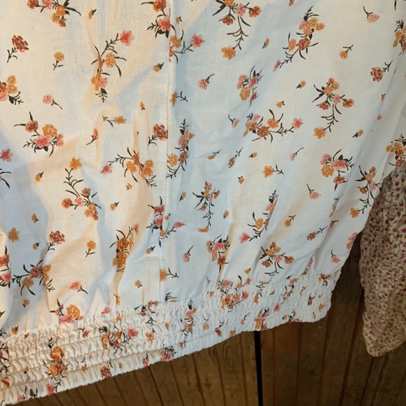 American Eagle Ditsy Floral Eyelet Balloon Sleeve Faux Wrap V-neck Crop Top - Picture 7 of 9